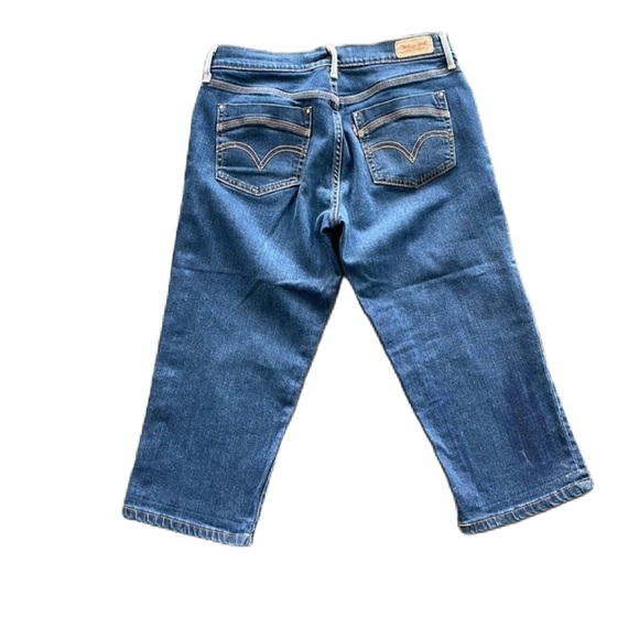 ⭐️HP⭐️ Sz6 Levi’s medium blue wash denim capris EUC - Picture 2 of 8
